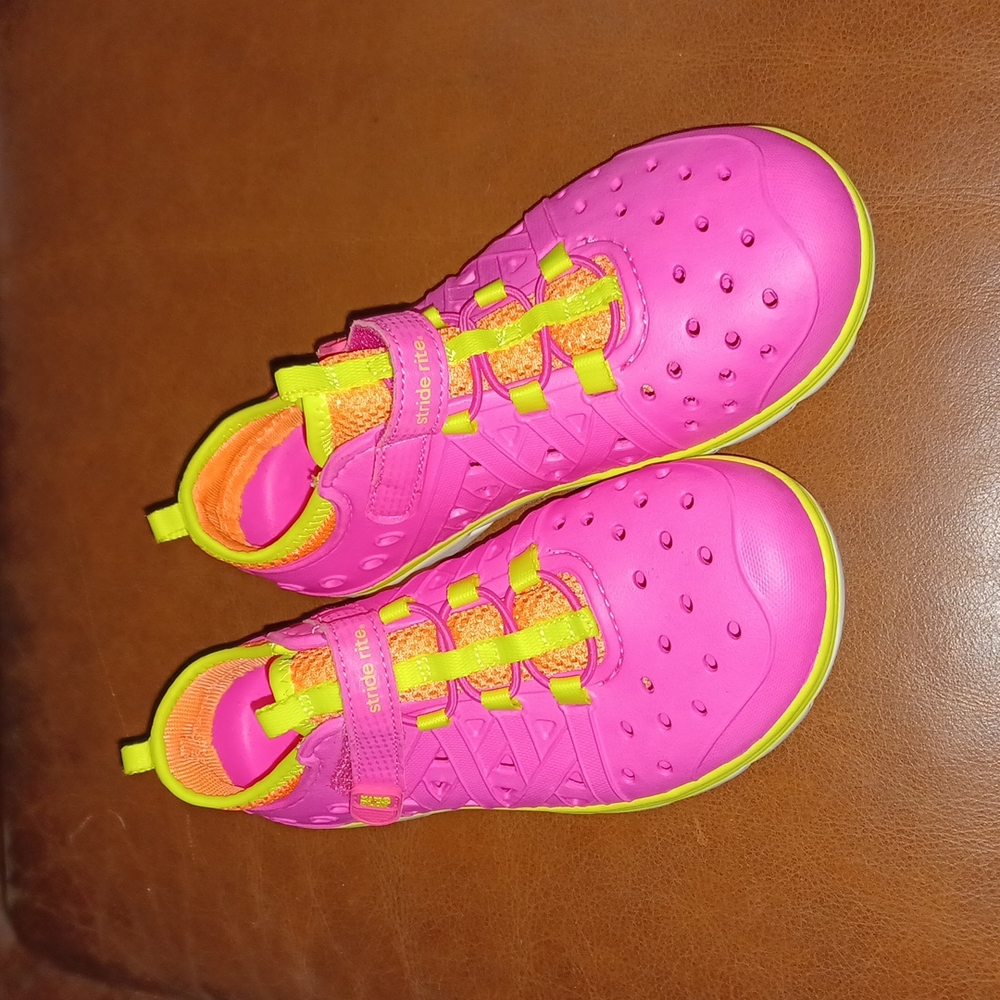NWOT Girls Stride Rite sneakers